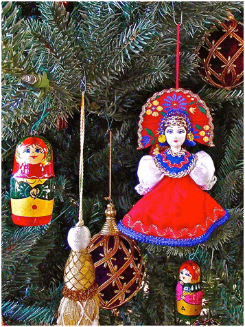 Orosz karácsonyfadíszek hagyományos népi elemekből