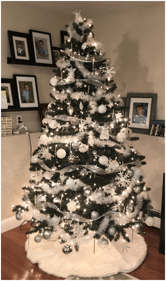 Hagyományos karácsonyfa és díszei